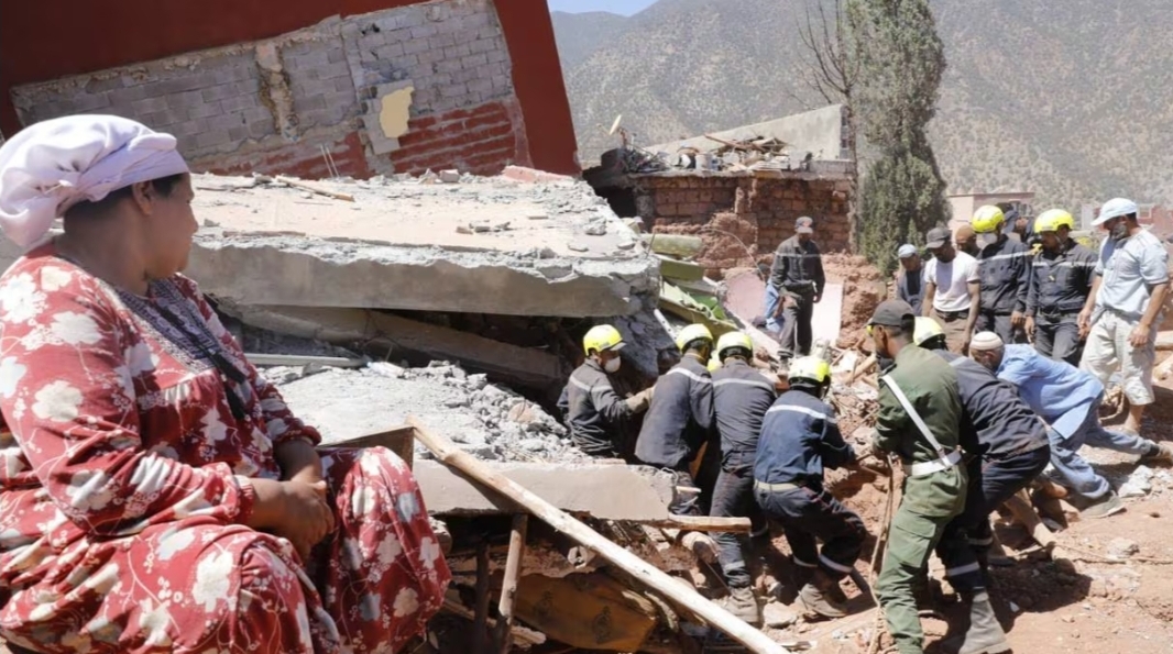 غريب … السكان الذين ضربهم زلزال الحوز يطالبون ببناء المساجد قبل منازلهم المدمرة !