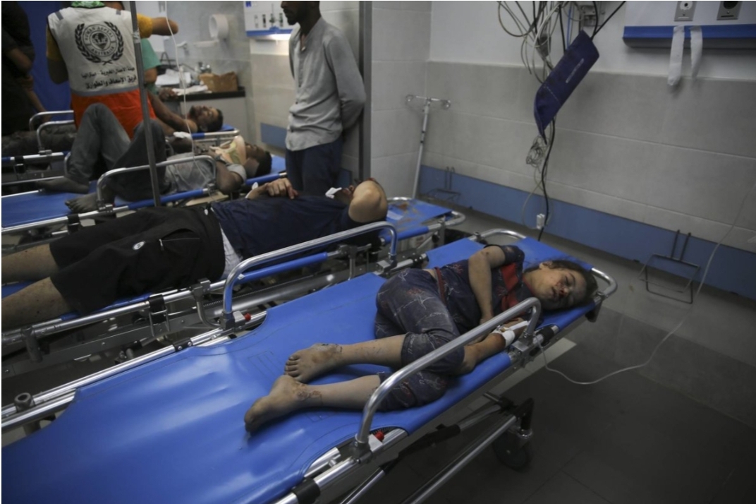 قوات الاحتلال الإسرائيلى تجبر المرضى والمصابين على إخلاء مستشفى الشفاء تحت البنادق والدبابات