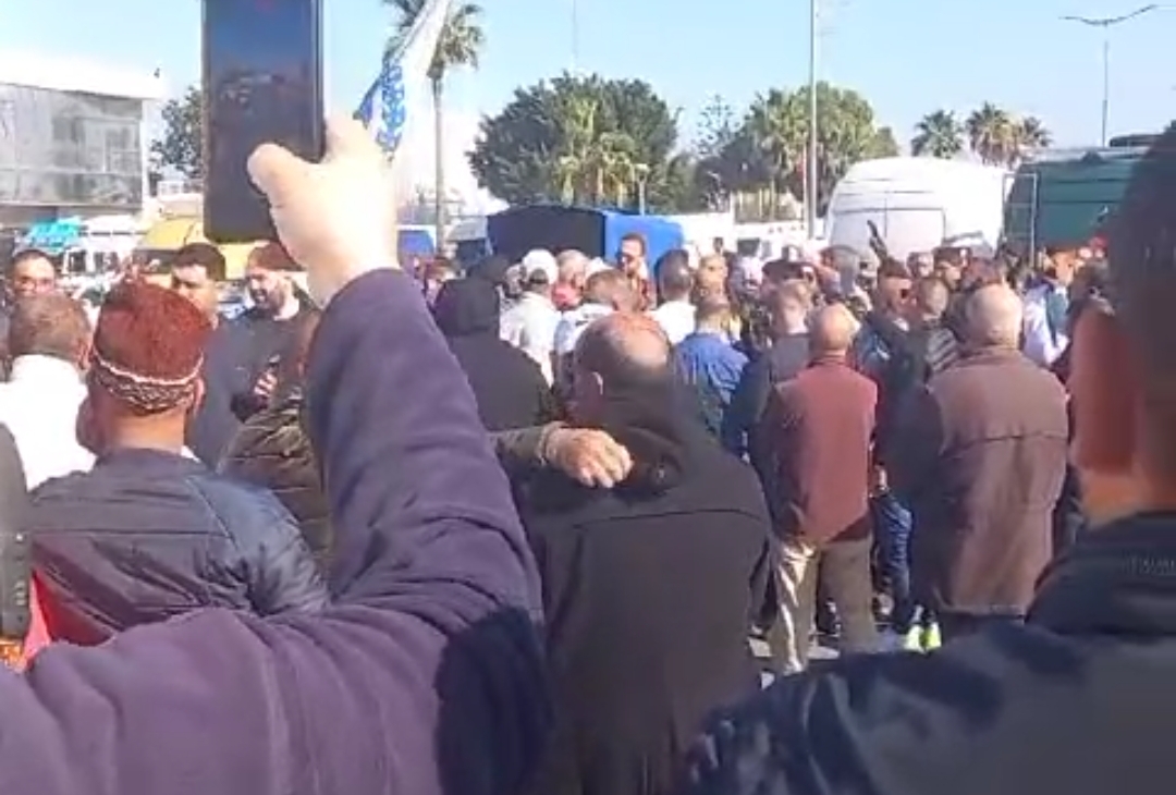 فيديو :     وقفة احتجاجية ضخمة بمشاركة حوالي ألف شاحنة نضمها مهنيو النقل الدولي للبضائع بمدخل مينائي الناظور بني أنصار وطنجة المتوسط