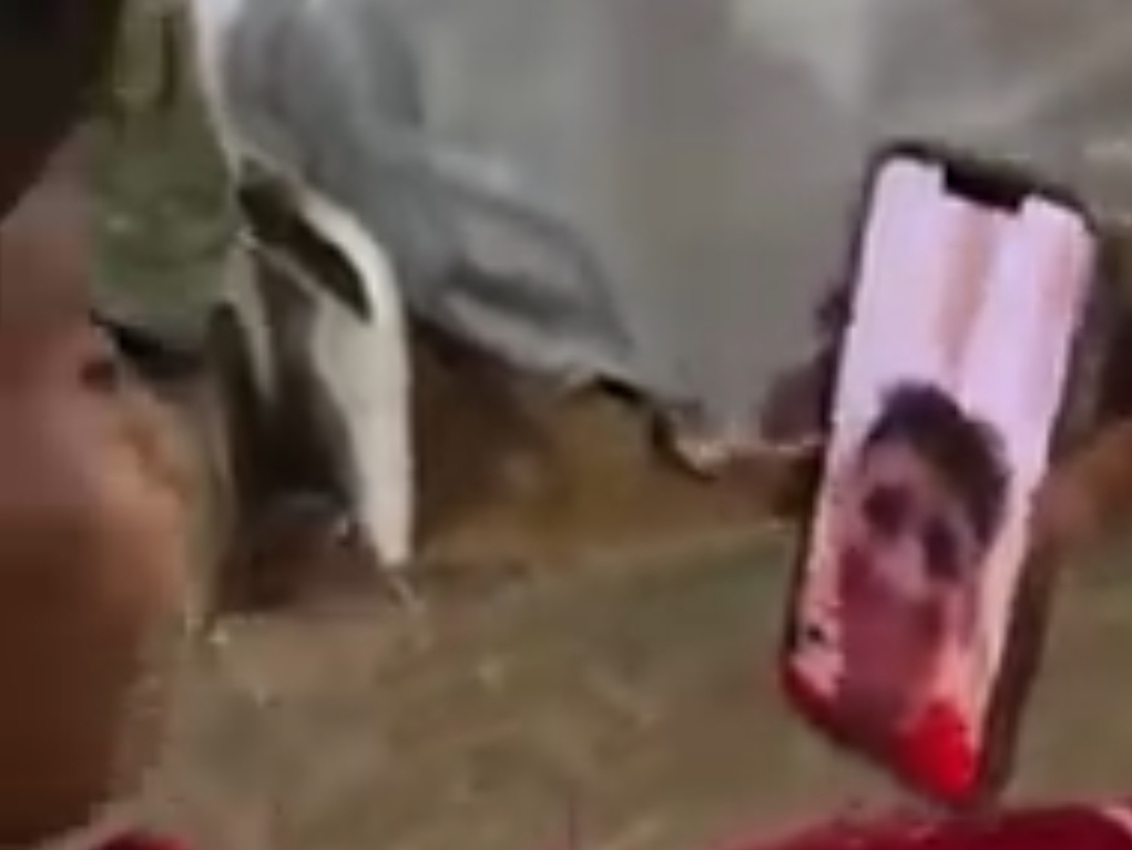 فيديو مؤثر :      الحارس بونو يحقق أمنية الطفل الفلسطيني ويتصل به من تنزانيا ، بعد أن وجه له رسالة مؤثرة من المستشفى بغزة