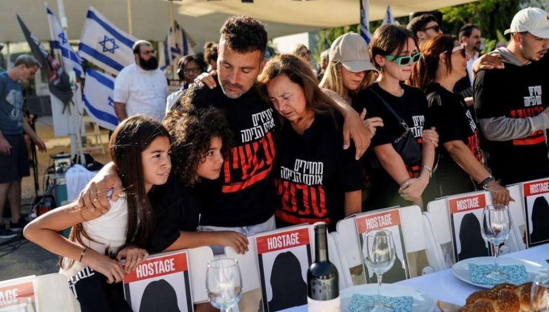 عائلات الرهائن الإسرائيليين تطلب وساطة الملك محمد السادس لإطلاق سراح ذويهم المعتقلين لدى حماس