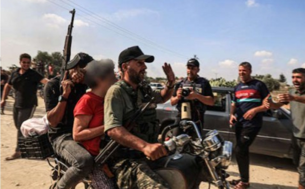 حماس تقبل الإفراج عن 100 أسير إسرائيلي مقابل 300 فلسطيني معتقل لدى تل أبيب ووقف إطلاق النار لمدة 5 أيام