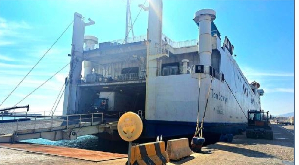 المغرب يعبر عن غضبه الشديد من إسبانيا لإيفادها سفينة نقل قمامة لتجميع المواد الغذائية بطنجة