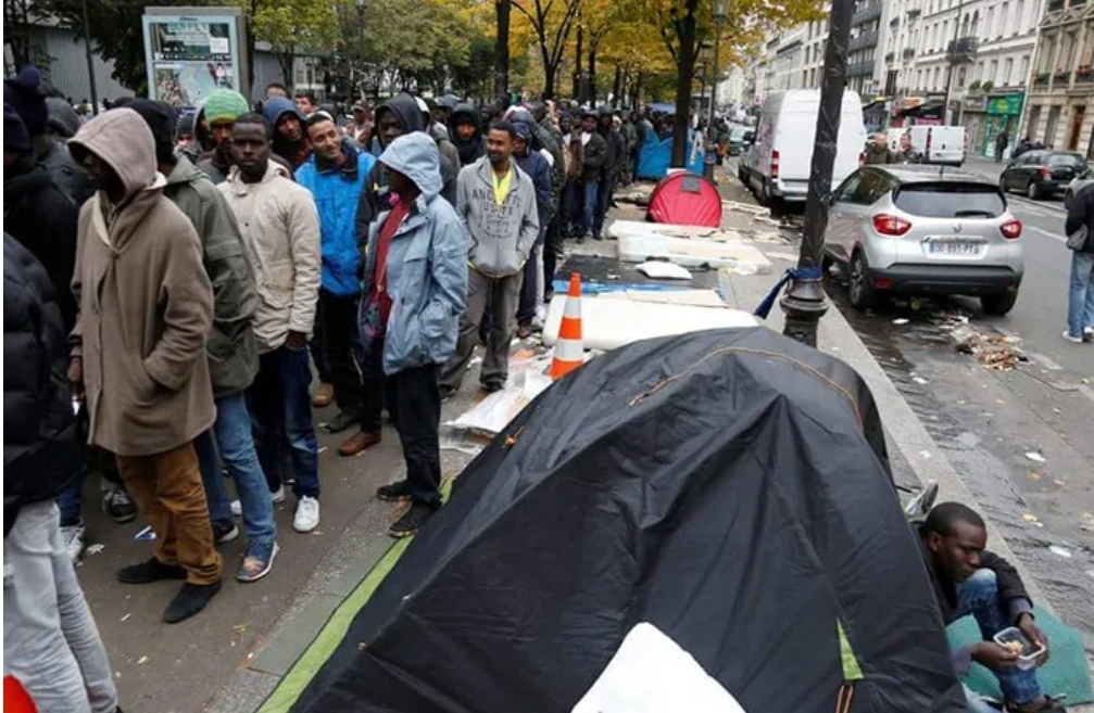 الشرطة الفرنسية تعنف بشدة المهاجرين المشردين بشوارع باريس