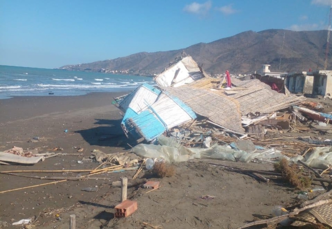 سلطات الدريوش تقوم بإزالة أكشاك ومقاه منتصبة بشاطئ أتروكوت‎