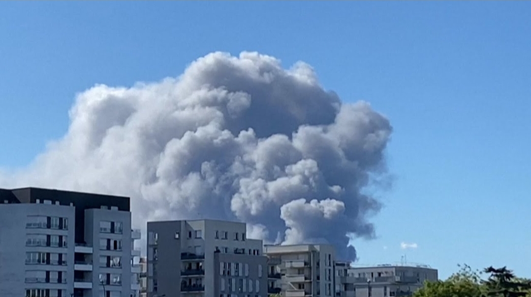 فرنسا … عدد من القتلى والجرحى في حريق بمبنى قرب باريس