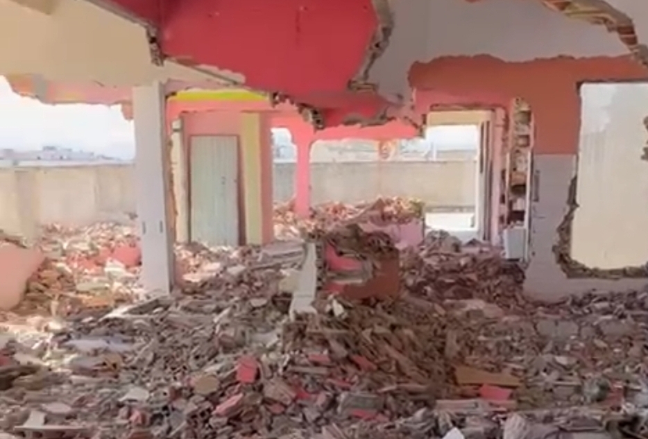 في عملية هدم غير قانونية … مئات الأطنان من بقايا مواد بناء عالقة بأعلى عمارة عبابو بالناظور تهدد بحدوث كارثة !!