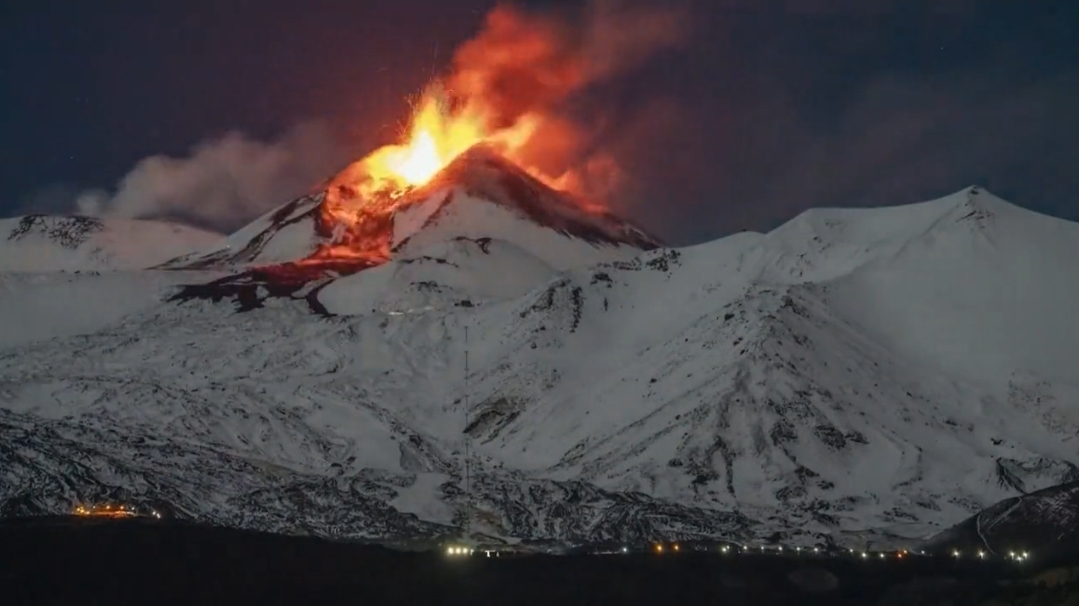 فيديو :     أكبر بركان نشط في أوروبا يثور بإيطاليا رغم الثلوج السميكة التي تكسو الجبل