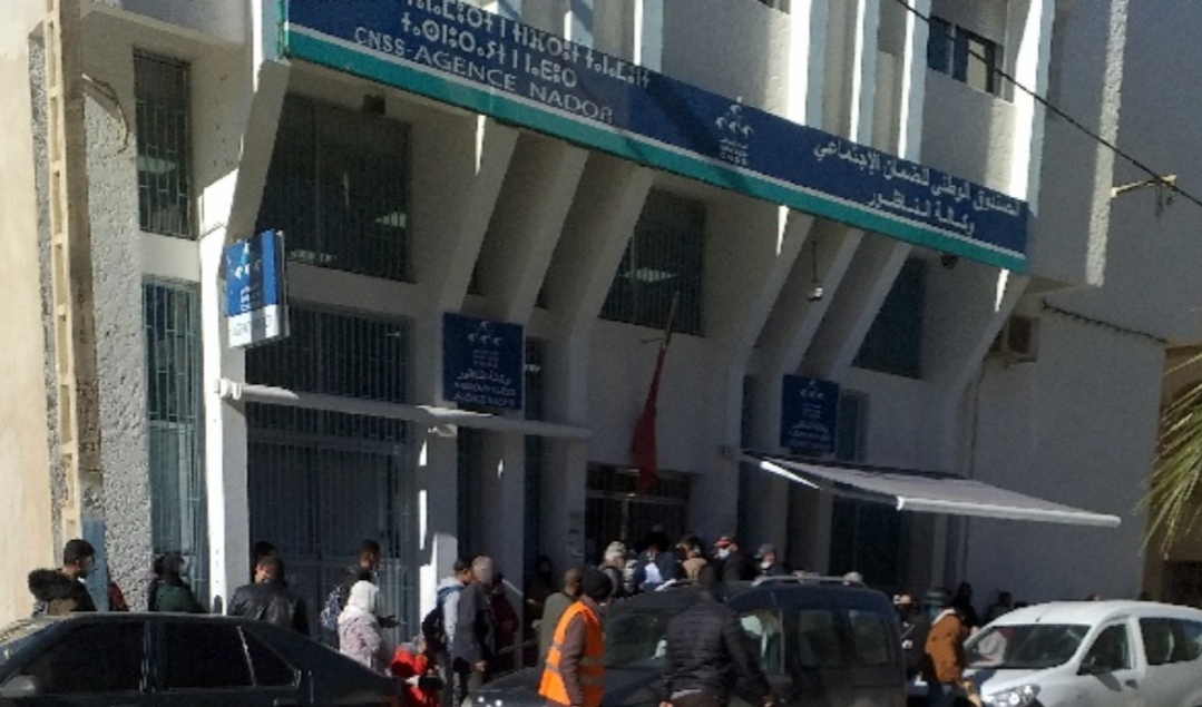 البرلماني توحتوح ينقل معاناة ساكنة الناظور والإقليم مع الإكتظاظ وطول الانتظار أمام بوابة وكالة الصندوق الوطني للضمان الاجتماعي