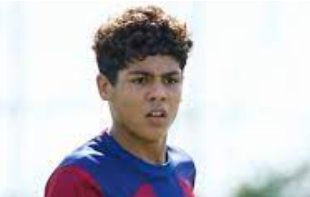 الجامعة تخطف موهبة كروية جديدة يلعب بفتيان برشلونة من إسبانيا