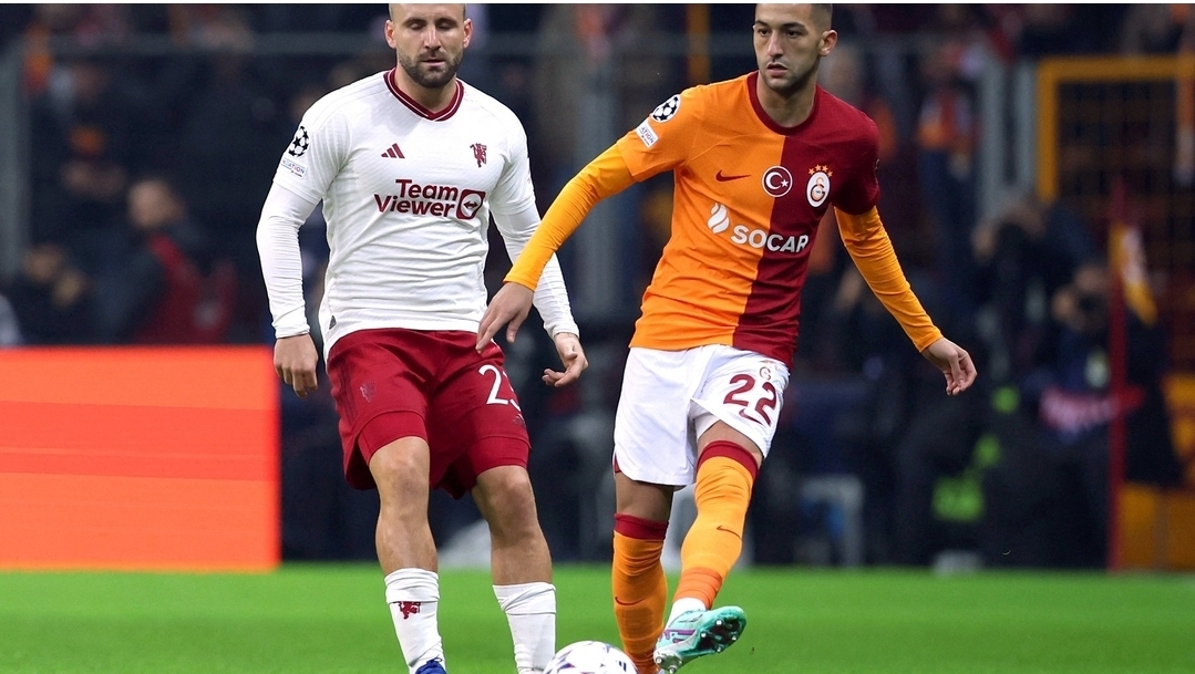 فيديو :     بعد مباراة ندية تألق فيها زياش وسجل هدفين … التعادل سيد الأحكام بين غلطة سراي ومانشستر يونايتد