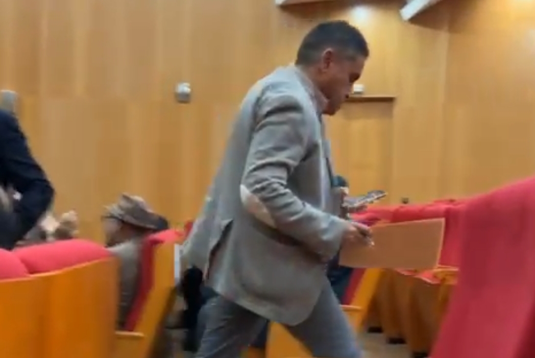 فيديو :     بعد إدعائه أن أخنوش إتصل به لثنيه … سعيد الرحموني رئيس محلس إقليم الناظور يخرج خاوي الوفاض من رئاسة مجلس مجموعة الجماعات الترابية “الشرق للتوزيع”