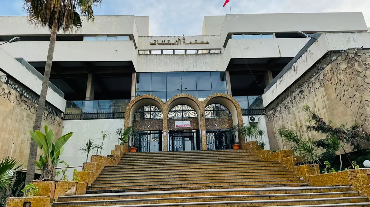 أحكام بالسجن والغرامة لـ 8 مغاربة أجبروا طائرة على الهبوط في إسبانيا