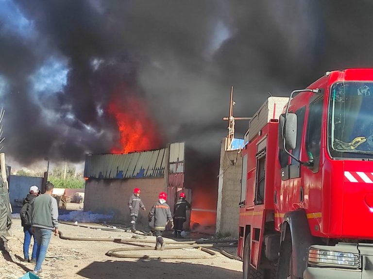 أكادير: حريق ضخم يلتهم مستودع الأفرشة في تيكيوين (+صور)