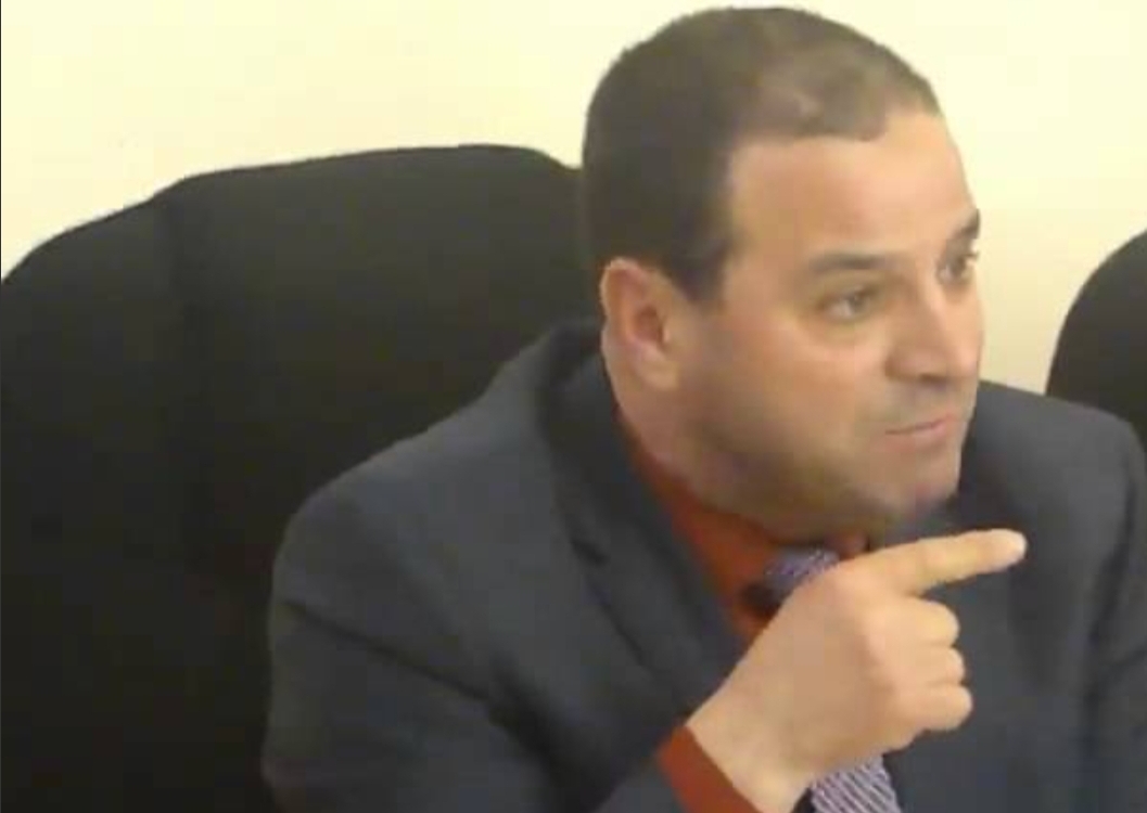 غريب :      رئيس جماعة بني شيكر بالناظور الفار من السجن ، يودع شواهد طبية مزورة لدى العمالة لتأخير مسطرة عزله !!