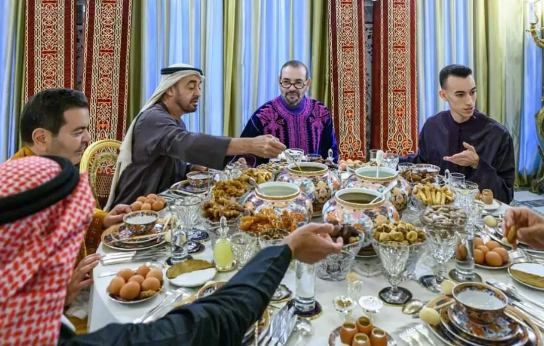 الملك محمد السادس يحل بالإمارات العربية المتحدة