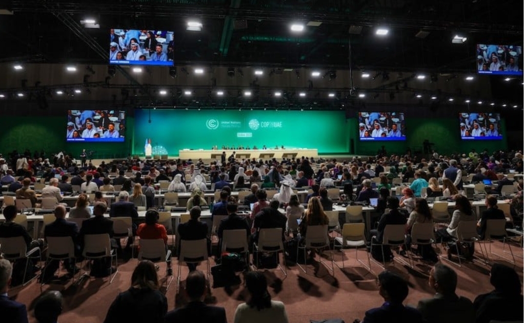 المغرب يشارك بوفد من 823 فردا في قمّة المناخ بدبي … احتاجوا لطائرتين ذات طابقين من نوع إيرباص A380 لنقلهم إلى الإمارات ومصاريفهم فاقت الخيال !!