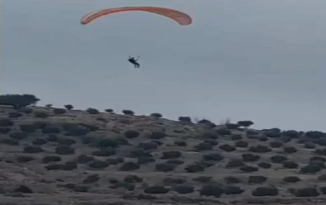 مغربي يستخدم طائرة شراعية من جماعة بني شيكر  لـ”القفز” إلى مليلية ، ليسقط على السياج الحدودي الشائك !