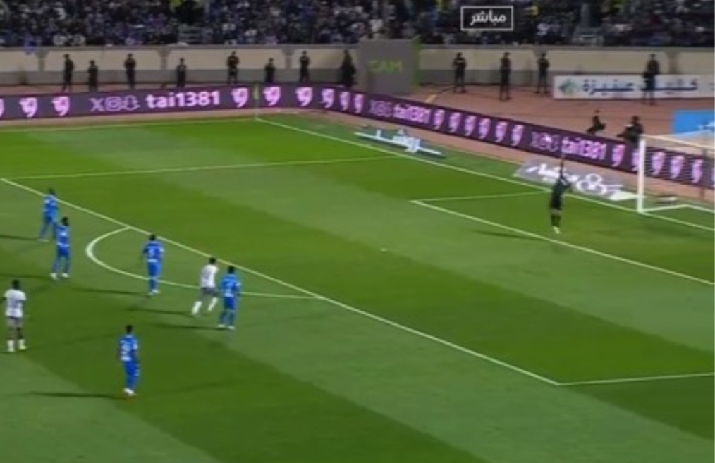 فيديو :     هدف غريب جدا في مرمى العملاق بونو ، ومن مسافة بعيدة !!