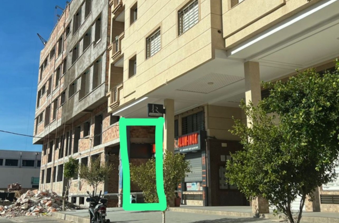 يهم عامل الإقليم … بناء عمارة على رصيف شارع عام بحي الشعبي بالناظور بتواطؤ السلطات !