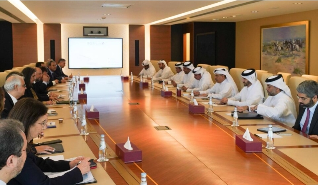 قبل زيارة الملك للدوحة … وفد مغربي كبير يلتقي بمسؤولين قطريين لجلب إستثمارات ضخمة