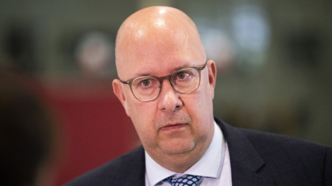 غضب كبير يسود مغاربة هولندا من قرار القضاء تبرئة عمدة “دين بوش” بعد تصريحاته العنصرية ضدهم