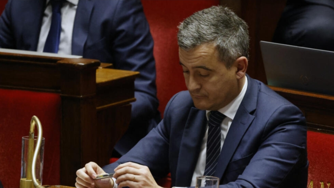 صدمة ماكرون ، ووزير داخليته يريد الإستقالة … الجمعية الوطنية في فرنسا تصوت ضد مشروع قانون الهجرة المثير للجدل