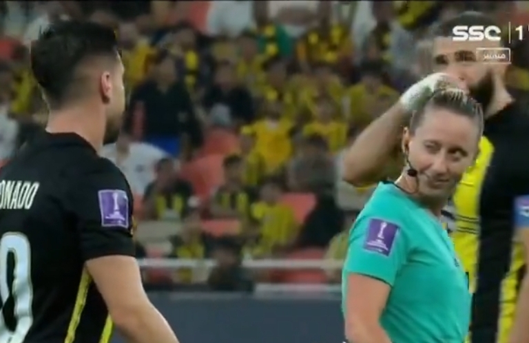 فيديو مثير :       عندما تكون العقول غير منتصبة … سعوديون يتناولون بدهشة لقطة “غمزة” حكمة أمريكية للاعب إتحاد جدة !!