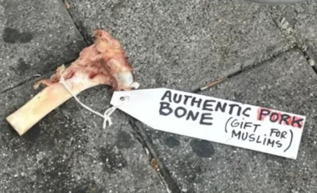 رسالة تهديد عبر عظم خنزير تثير مخاوف الجالية المسلمة ببلجيكا