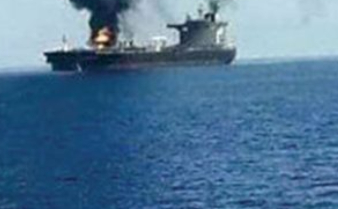 الحوثيون يقصفون سفينة شحن في البحر الأحمر