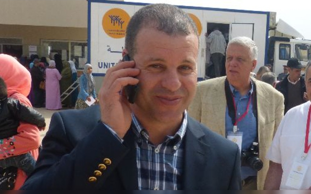 فضيحة :   رئيس جماعة بني درار بعمالة وجدة أنجاد يعدم ملعب دشنه الملك، ويحول شباكه الحديدي إلى ضيعته !