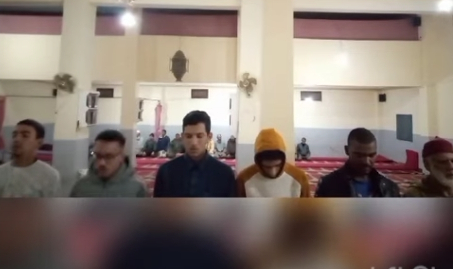 ڤيديو غريب … صلاتين في وقت واحد داخل مسجد واحد بالمغرب
