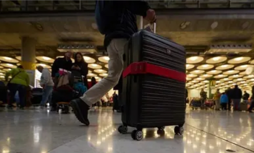 إعتقال موظفين بمطار تينيريفي الإسباني بعد سرقتهم لملياري سنتيم من أمتعة السياح