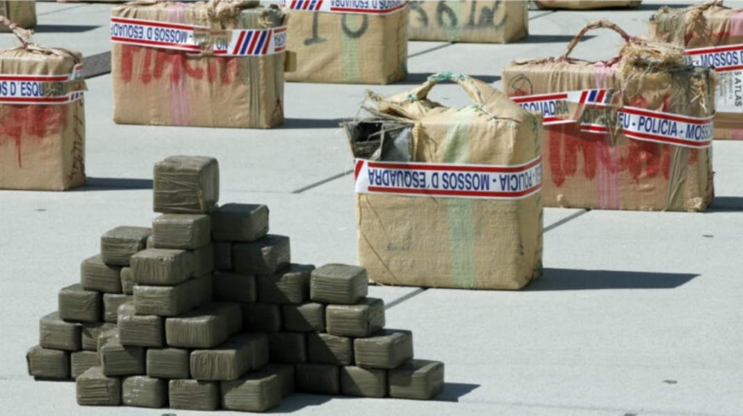 حجز سيارات وشاحنات وكمية كبيرة من الحشيش … توقيف عائلة متورطة في تهريب الحشيش من المغرب إلى إسبانيا