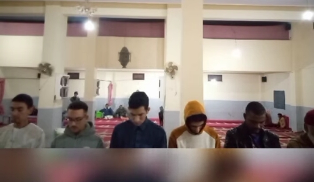 فيديو:     إعتقال الفقيه “الشيطان” الذي قسم المصلين لأداء صلاتين في آن واحد بضواحي مراكش