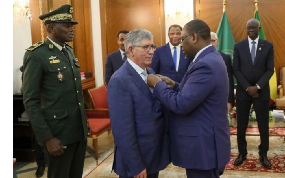 الرئيس السنغالي ماكي سال يوشح صدر البرلماني المغربي التويزي المتابع أمام جرائم الأموال في قضايا إجرامية