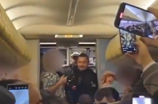 فيديو :    ركاب يثيرون الفوضى ويستعملون المخدرات في الجو داخل طائرة كانت متوجهة للمغرب ويجبرونها على العودة