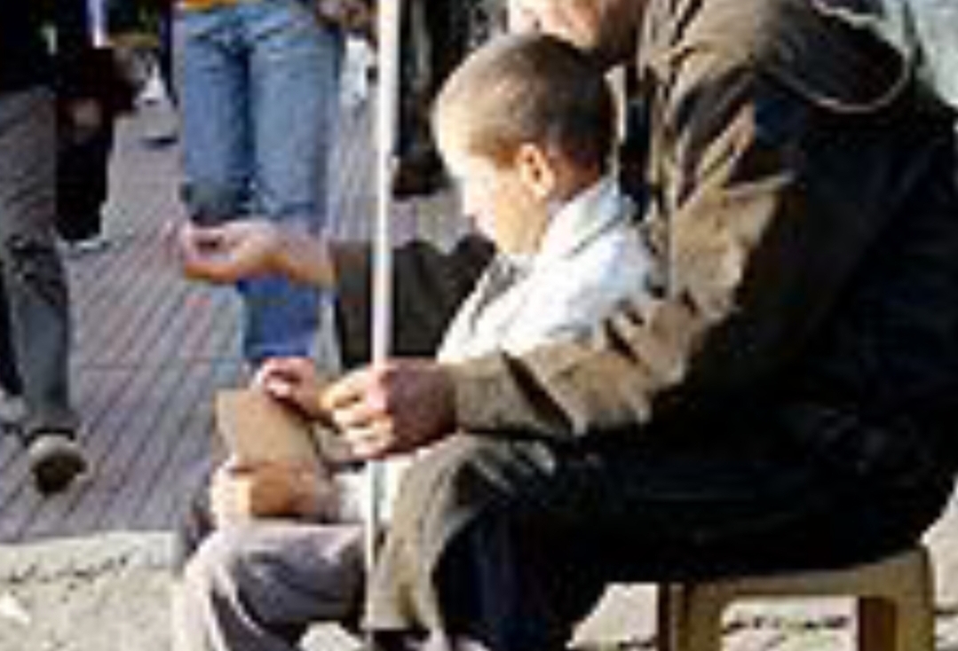 لديها عقارات وحسابات بنكية مهمة وسيارات … توقيف أفراد عائلة غنية تمتهن التسول بتازة