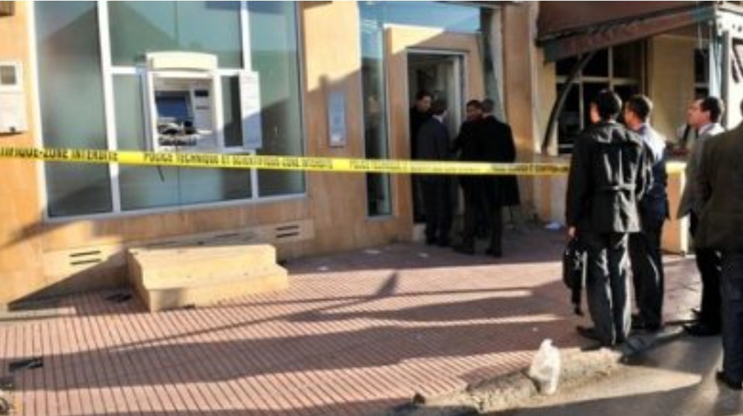 عصابة ملثمة تقتحم وكالة للتسهيلات وتحويل الأموال  وسط تاونات وتستولي على الملايين !