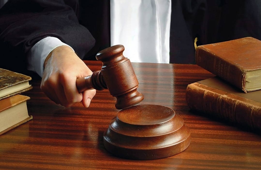 إعتقال مسؤول وموظفة لسرقتهم كراسي من داخل جماعة صفرو