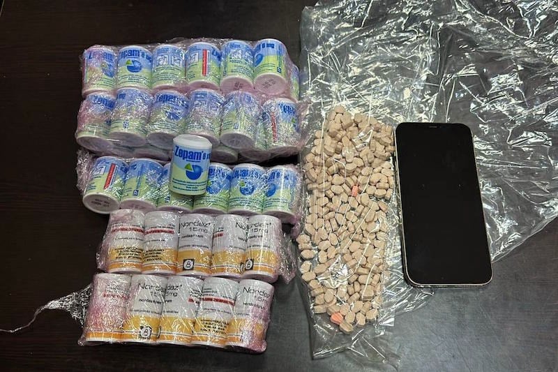 اعتقال سيدة بحوزتها 1440 قرصًا مخدرًا في عملية ناجحة للشرطة