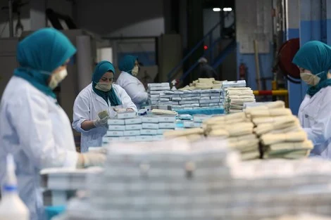 توقف إنتاج الكمامات في المغرب: تأثيرات موجات الإصابات وتراجع الطلب