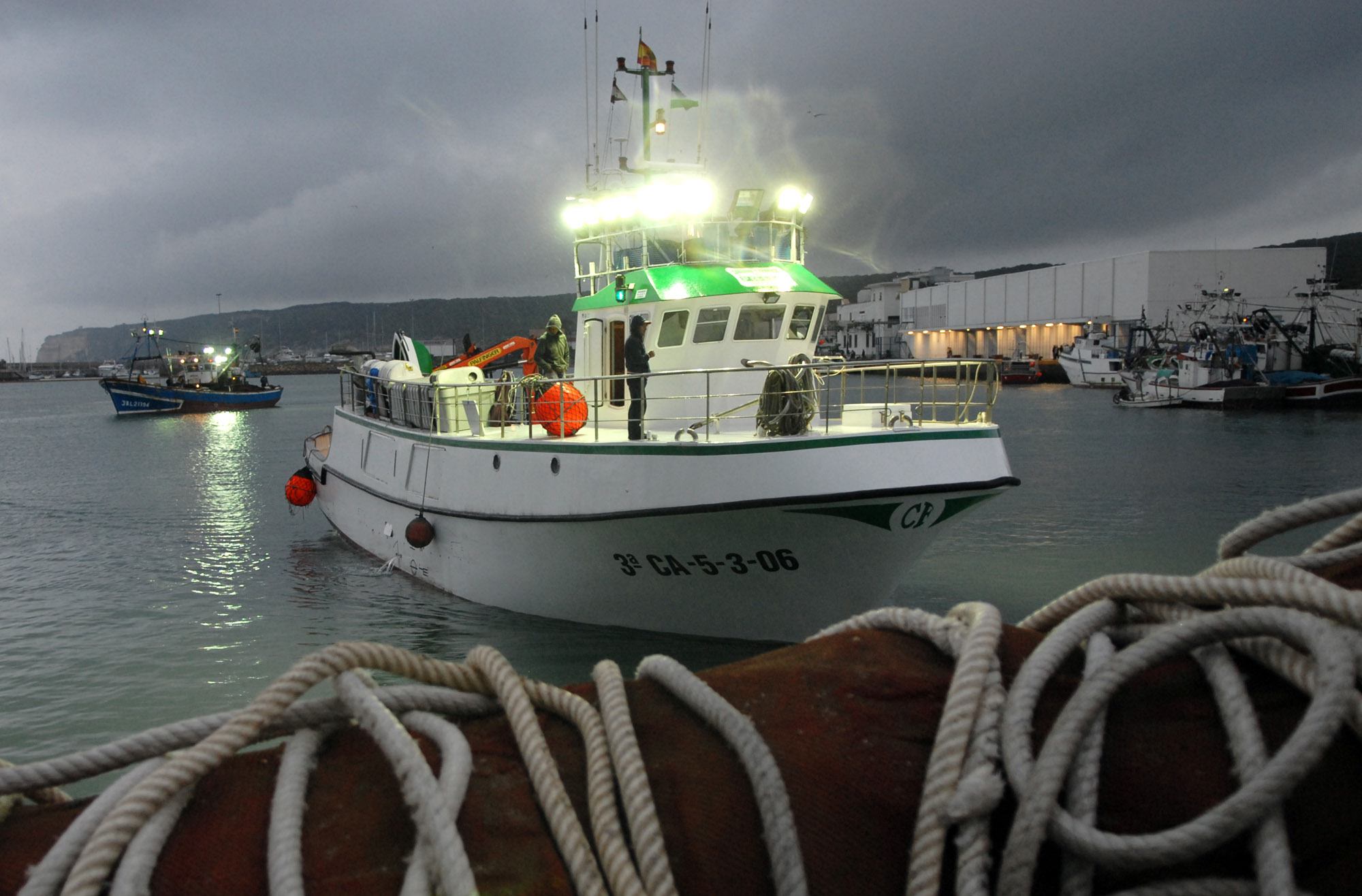 خفر السواحل الإسباني يحقق في دخول شحنات السمك المغربي إلى سبتة