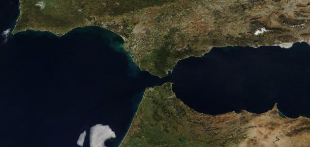 قائد فيلق الحرس الثوري الإيراني يهدد بإغلاق “مضيق جبل طارق”