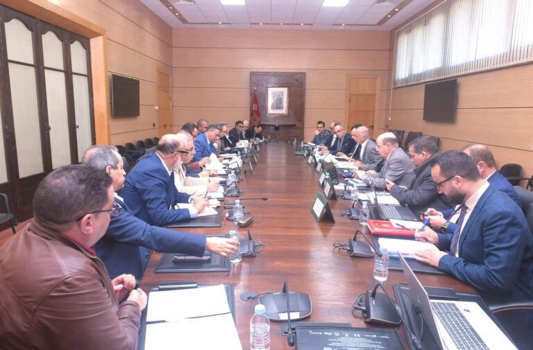 لقاء حاسم بين وزارة التربية والنقابات لمناقشة تعديلات النظام الأساسي وسياق التوتر في الساحة التعليمية