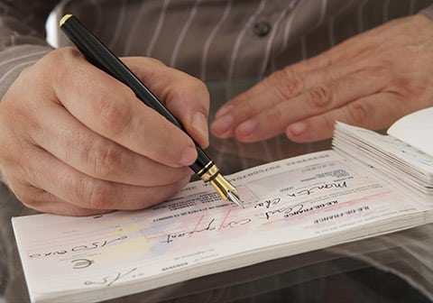 تسوية وضعية أصحاب الشيكات بدون رصيد وتحفيز لدينامية المعاملات الاقتصادية حسب قانون 2024