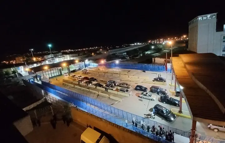 معبر بني انصار .. معاناة المواطنين بين مطرقة الجمارك وسندان الإجراءات الصارمة