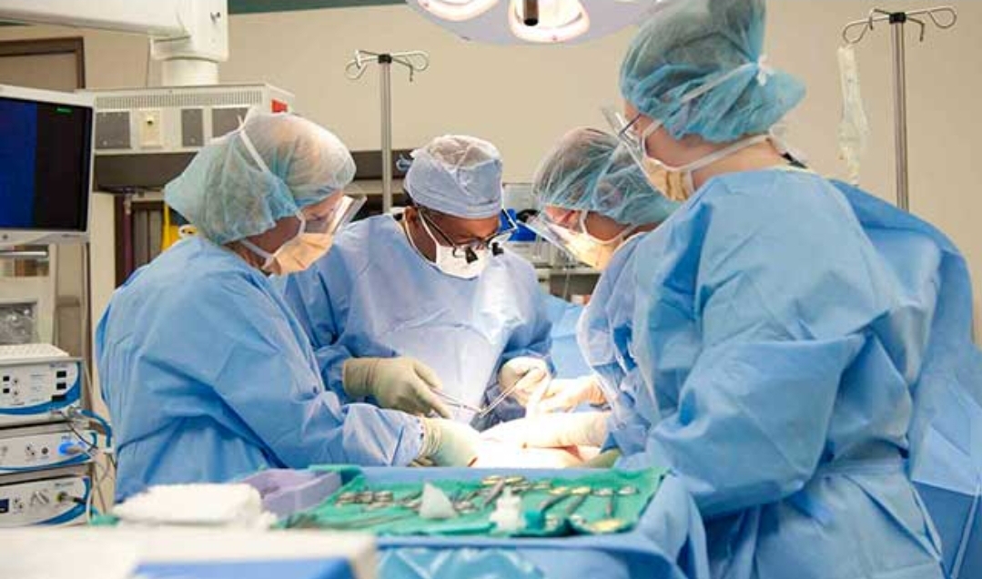 بشكل لا يصدق … الطاقم الطبي بمشفى فاس الجامعي ينقذ فلاح من الموت المحقق بعد أن تم ذبحه