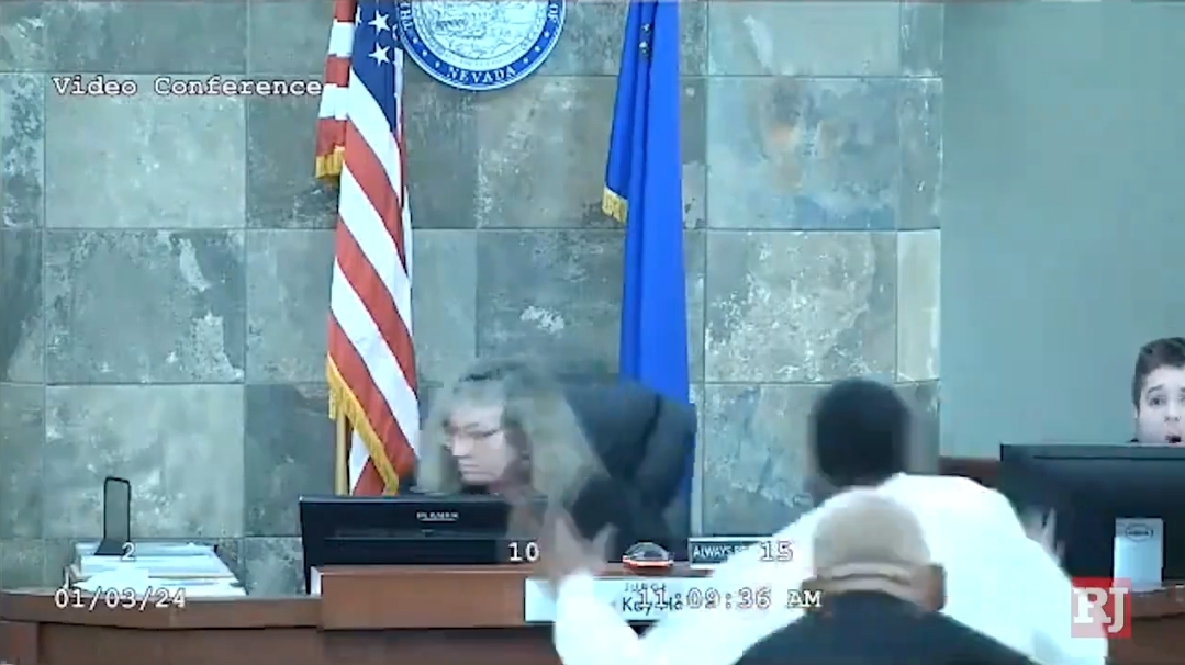 فيديو مثير  :    أمريكي معتقل يخنق قاضية في المحكمة بعد أن رفضت طلبه بإفراج مشروط