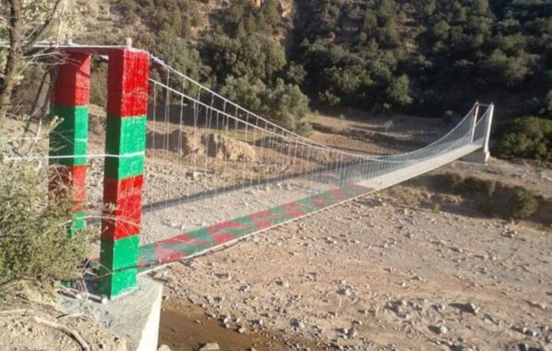 ما عجزت عنه الجماعة الترابية أصبح حقيقة … أستاذ متقاعد يشيد أطول جسر معلق بإقليم بولمان لفك عزلة الساكنة